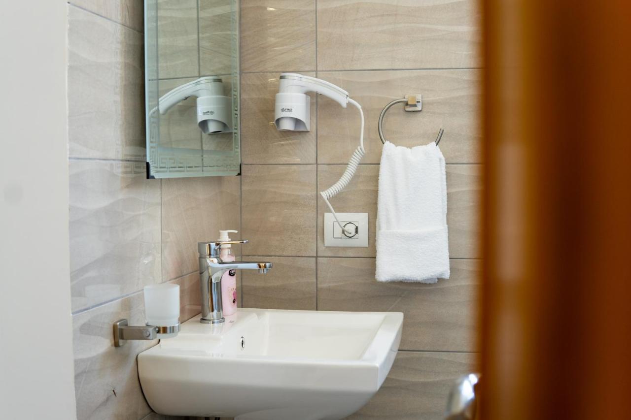 Alsara Guesthouse Gjirokastër Esterno foto